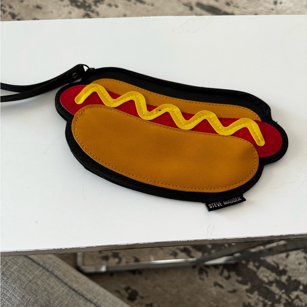 Hotdog wristlet / Steve madden
